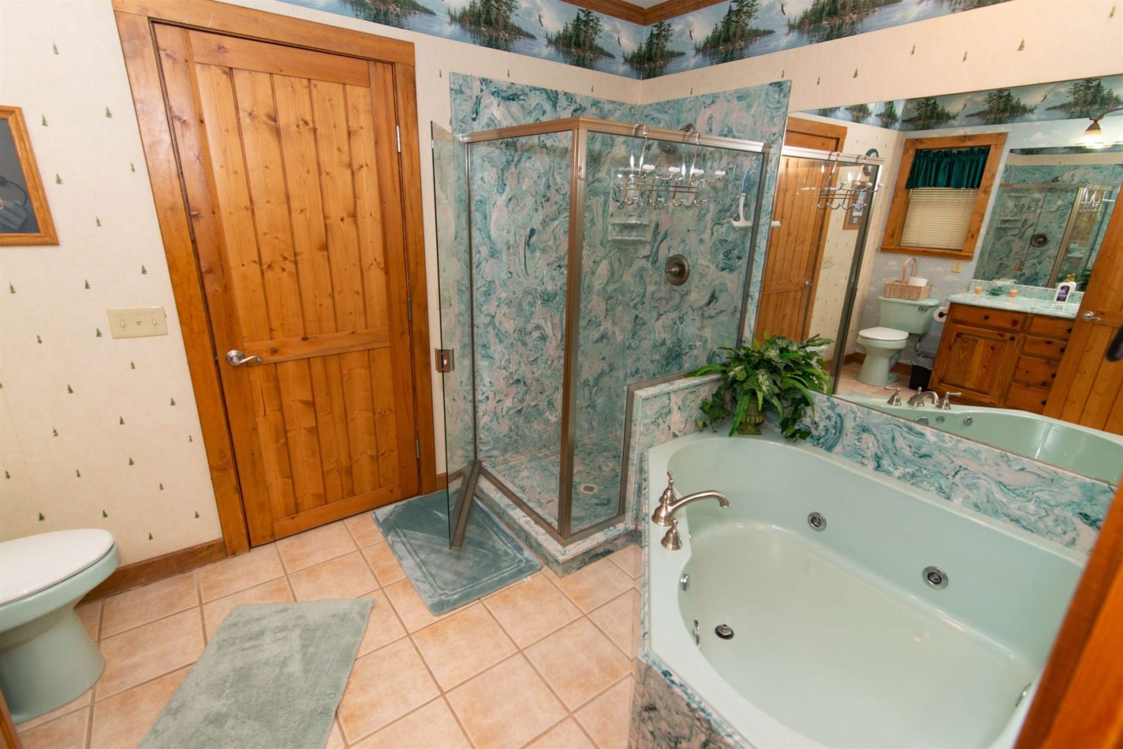 A beautiful bathroom along with a bathtub