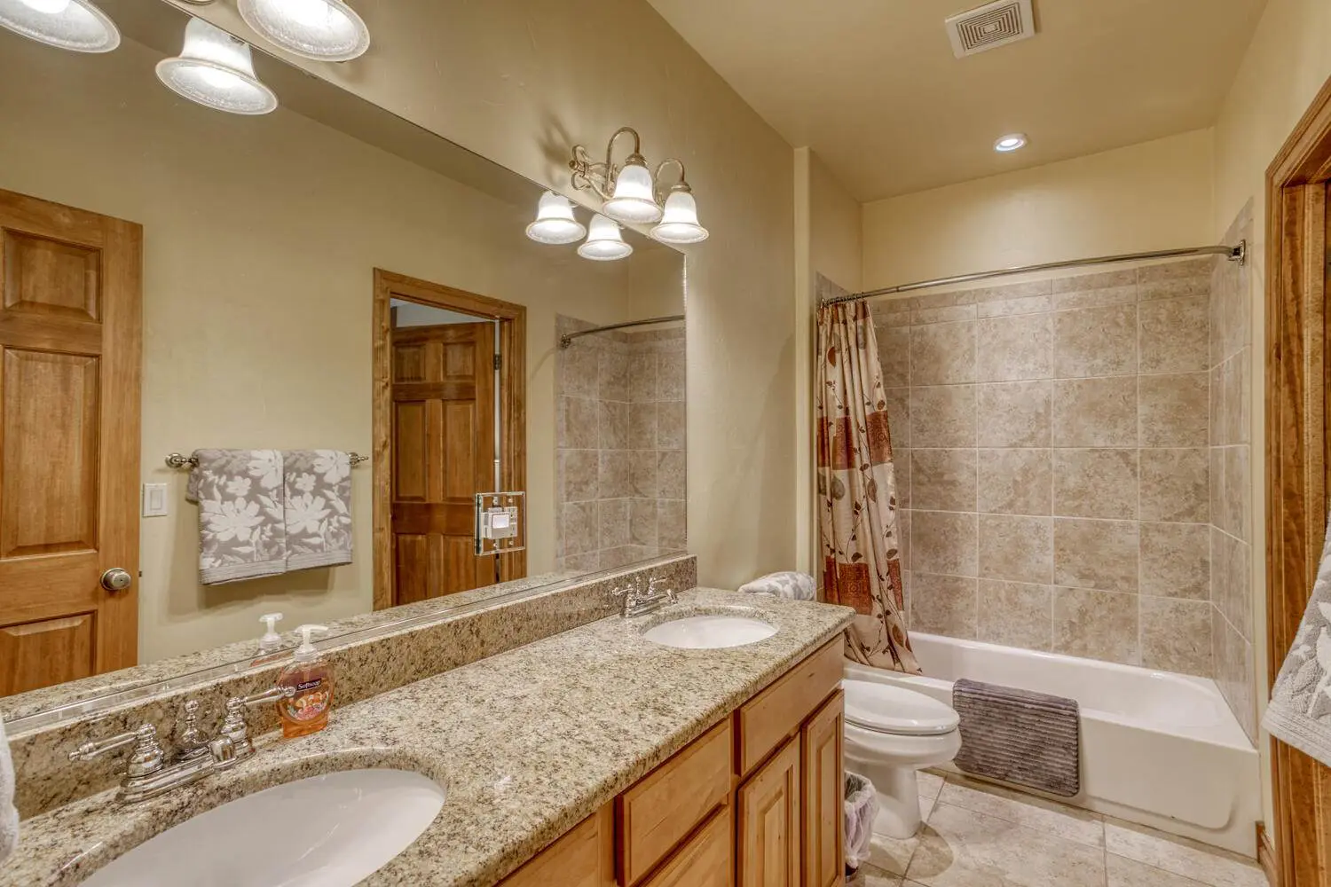 A bathroom with two sinks and a bathtub.