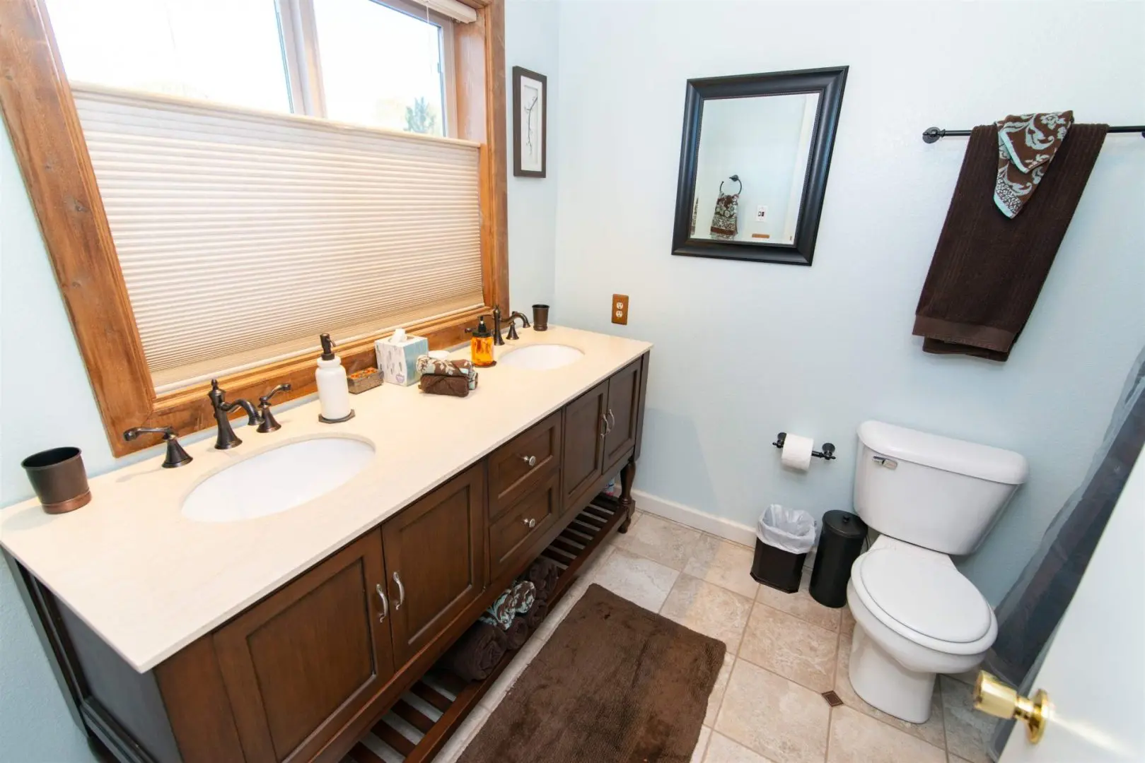 A bathroom with two sinks and a toilet.