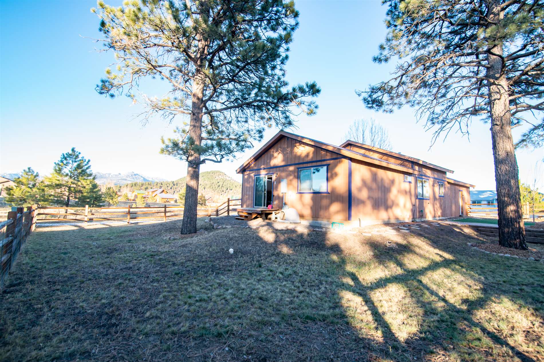 A cabin sits in the middle of a wooded area.