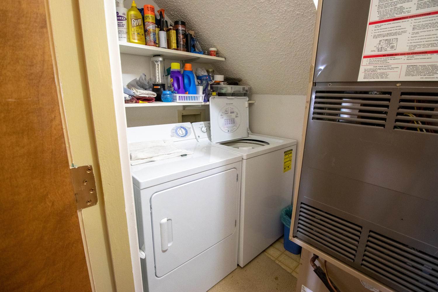 A laundry room with a washer and dryer.