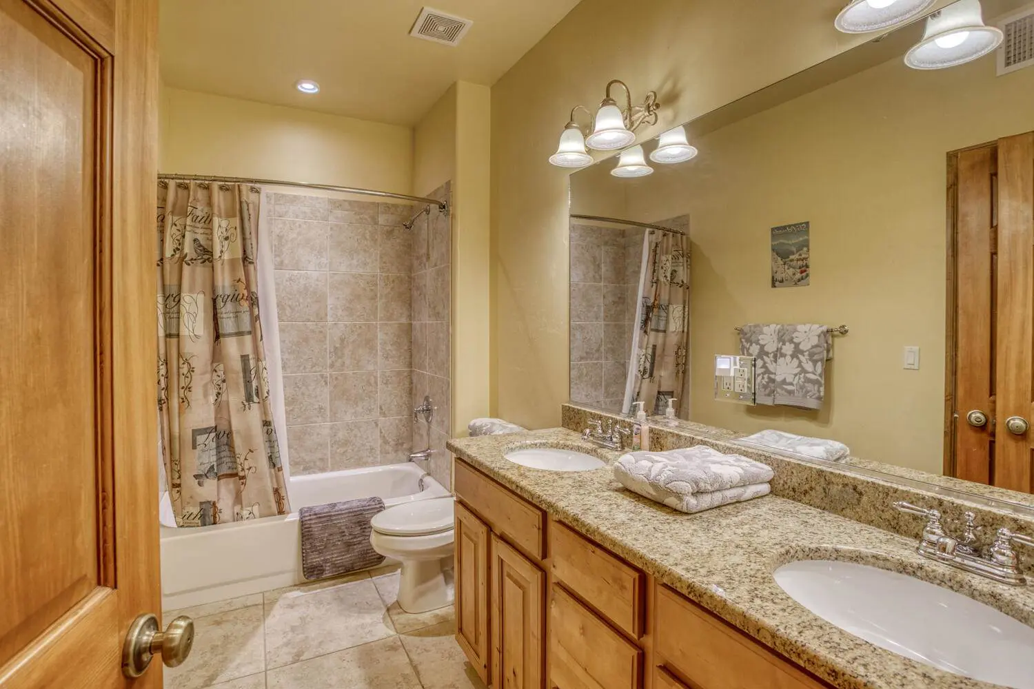 A bathroom with two sinks and a bathtub.