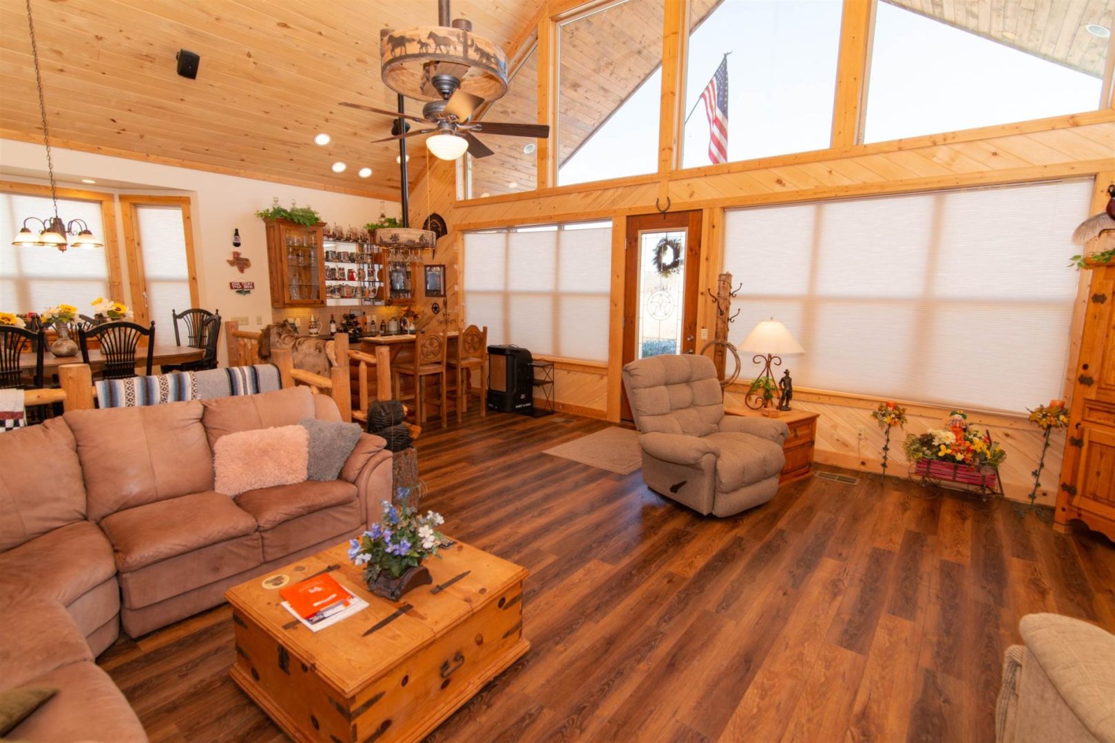 Beautiful living room along with a sofa set