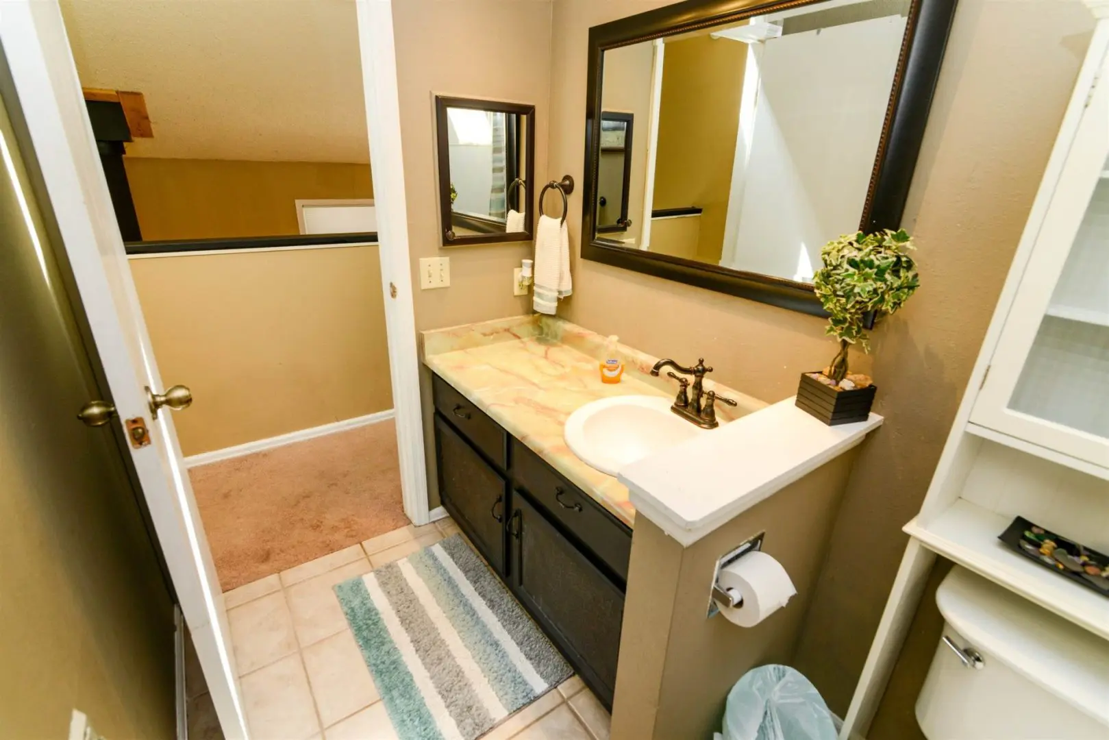 A bathroom with a sink and a mirror.