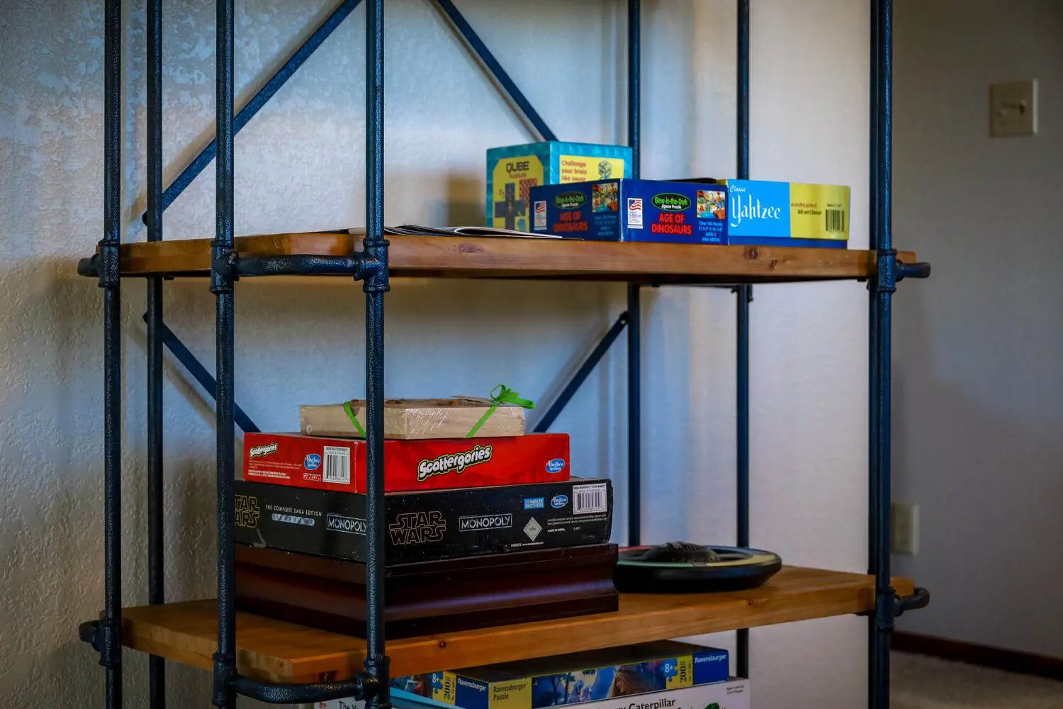 Some objects kept at the table on the shelf